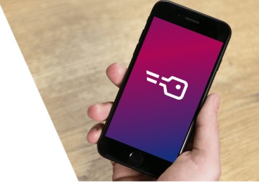 Ein Smartphone mit dem Logo von ID Austria auf dem Bildschirm wird in einer Hand gehalten