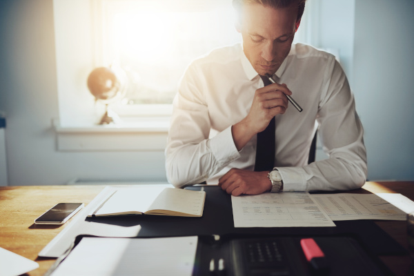 Mann bearbeitet Finanzunterlagen